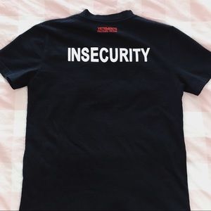 VETEMENTS Insecurity Black Tee